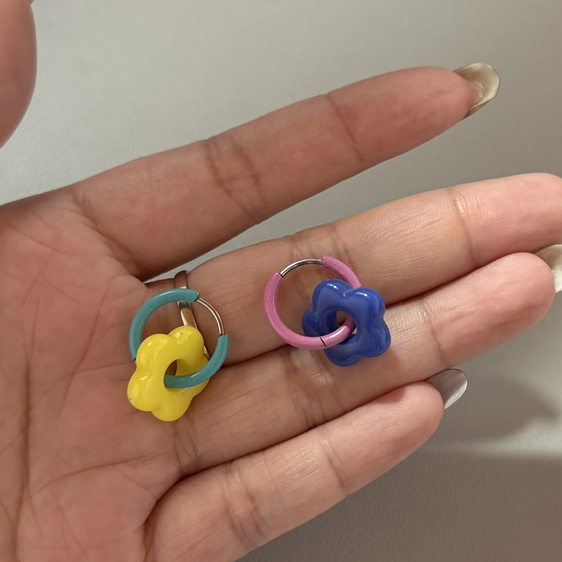 DAIIIBABYYY  -  Oil-dropping Round Glass Bead Flower Ear Buckle Fashion Versatile Dopamine Hoop Earring High-end Earrings for Women