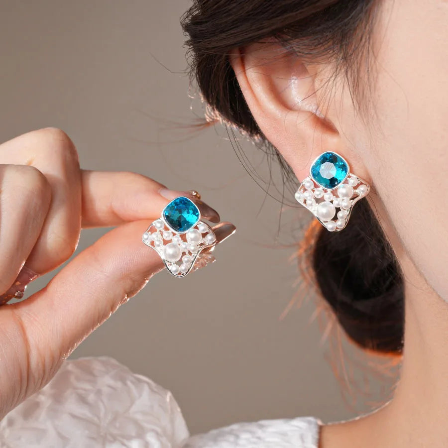 Daiiibabyyy  Inlaid Rhinestone Square Hollow Pearl Earrings for Women 2025 Exquisite Temperament Stud Earring Luxury Designer Jewelry