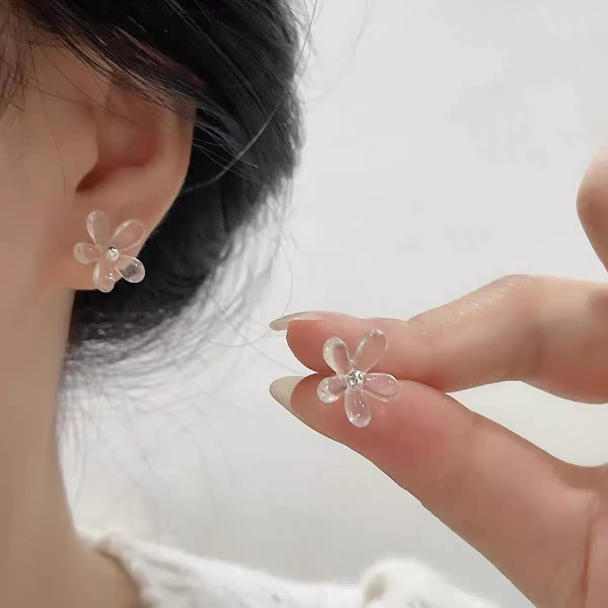 DAIIIBABYYY  -  Transparent acrylic flower earrings
