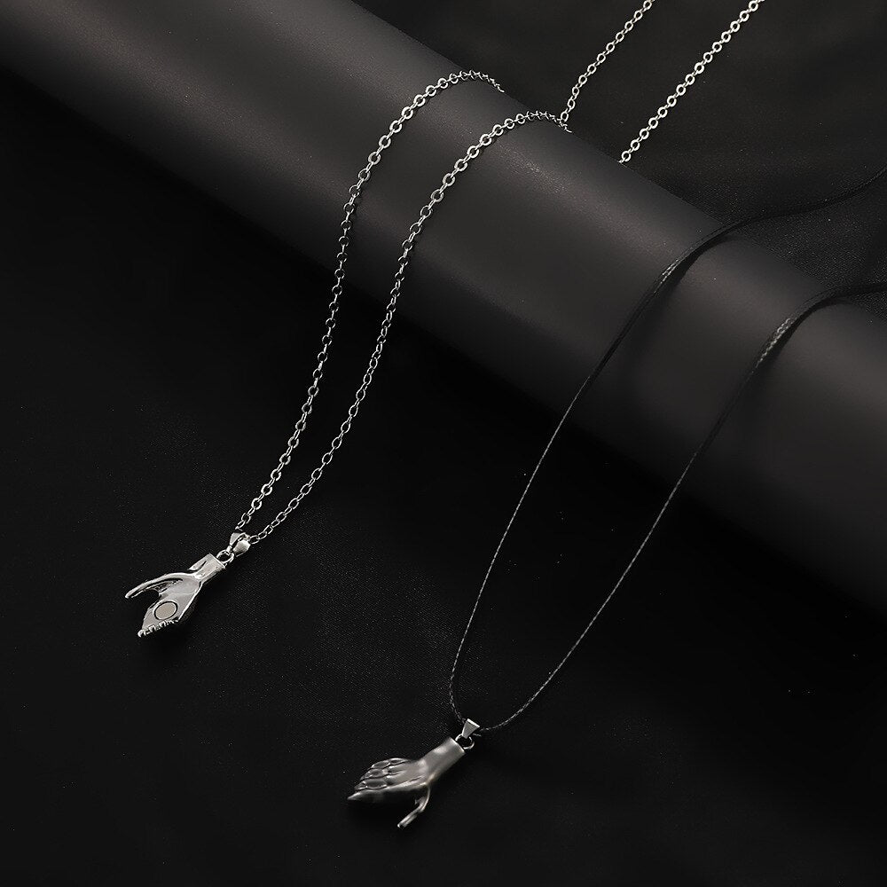 2Pcs Hold Hands Magnetic Couple Necklace Lovers Hand In Hand Pendant Necklace for Women Men Fashion Jewelry Gift 2022 New Trend daiiibabyyy