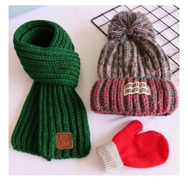 A three-piece set of hat and scarf gloves Autumn and winter children's hats and scarves set boys and girls knitted hats scarf daiiibabyyy