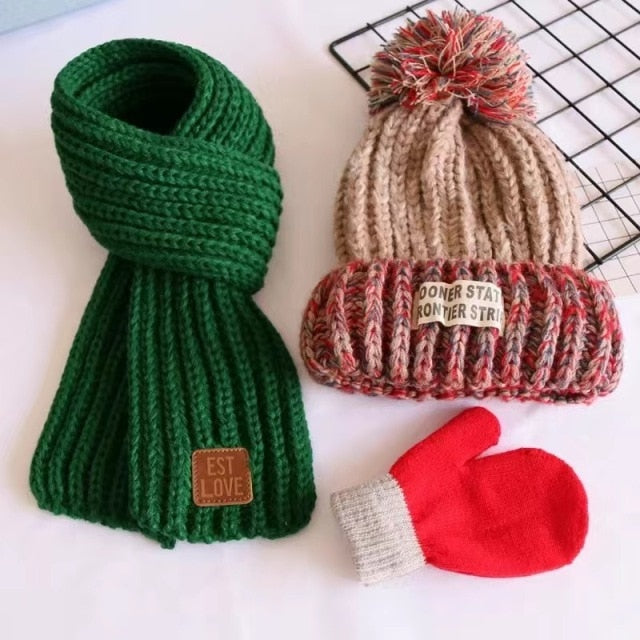 A three-piece set of hat and scarf gloves Autumn and winter children's hats and scarves set boys and girls knitted hats scarf daiiibabyyy
