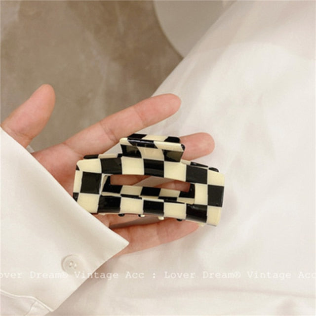 AOMU INS Fashion Black White Check Acrylic Hair Claw Clips Smooth Beige Irregular Geometric Hairpin for Women Jewelry Gifts daiiibabyyy
