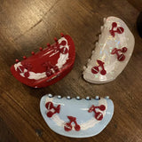 Daiiibabyyy  1pc Cherry style scratch clip with a minimalist and high-end feel, featuring a shark shaped hair clip at the back of the head