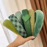 Green~The new olive greenplaid headband is simpleand versatile showing white hair accessories large leather large intestine ring daiiibabyyy
