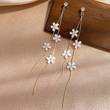 2021 New Spring White Enamel Daisy Flower Vintage Elegant Simple Opening Rings for Women Jewelry Party Gifts daiiibabyyy